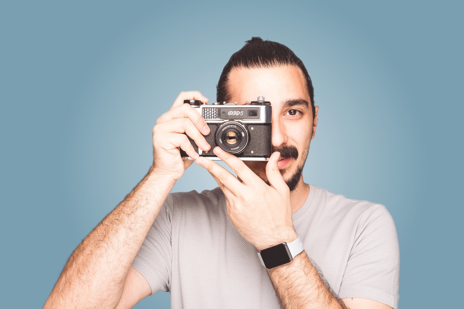 Mert Akın — fotoğraf makinesiyle profesyonel portre